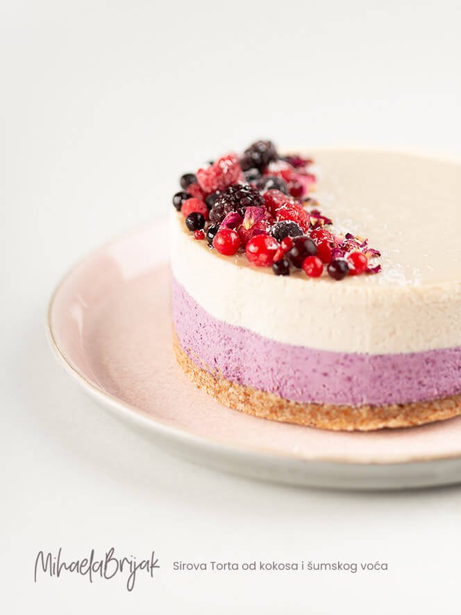 Sirova Torta od kokosa i šumskog voća